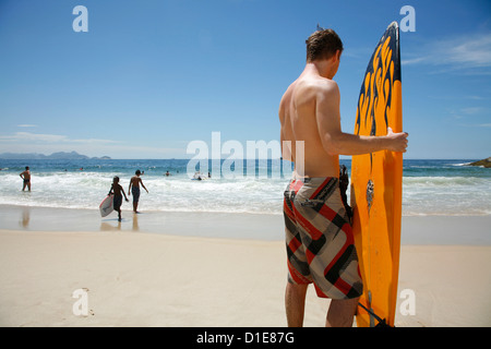 Surfer a Arpoador beach, Rio de Janeiro, Brasile, Sud America Foto Stock