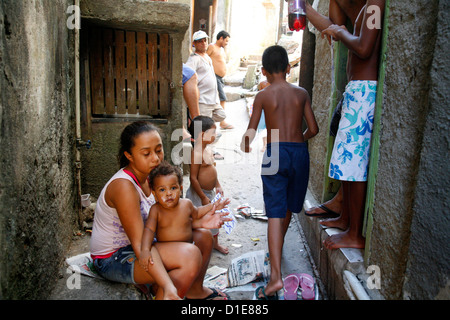 Persone in Rocinha favela, Rio de Janeiro, Brasile, Sud America Foto Stock