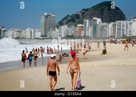 Sulla spiaggia di Copacabana, Rio de Janeiro, Brasile, Sud America Foto Stock
