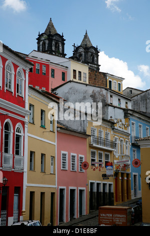 Strade acciottolate e architettura coloniale, Largo de Pelourinho, Salvador, Bahia, Brasile, Sud America Foto Stock