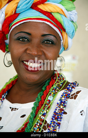 Ritratto di una donna bahiana in abito tradizionale presso il quartiere Pelourinho, Salvador, Bahia, Brasile, Sud America Foto Stock