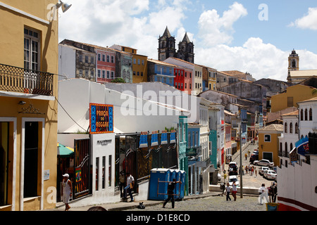 Strade acciottolate e architettura coloniale, Largo de Pelourinho, Salvador, Bahia, Brasile, Sud America Foto Stock