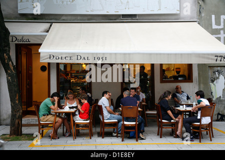 La gente seduta a Dulca cafe sulla moda Rua Oscar Freire in zona Jardins, Sao Paulo, Brasile, Sud America Foto Stock