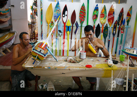 Artista a un workshop locale rendendo le barche in legno come souvenir, parati, Stato di Rio de Janeiro, Brasile, Sud America Foto Stock