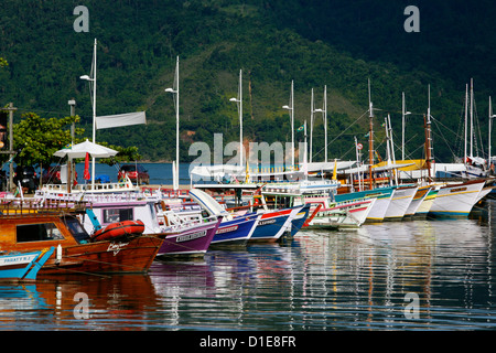 Coloratissime barche di pescatori nel porto, parati, Stato di Rio de Janeiro, Brasile, Sud America Foto Stock