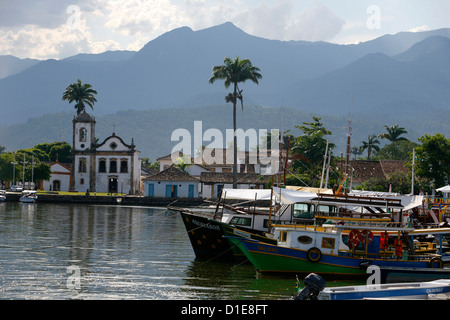 Vista su Santa Rita la chiesa e il porto, parati, Stato di Rio de Janeiro, Brasile, Sud America Foto Stock