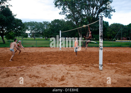 Gli uomini giocando a pallavolo al Parque Cidade Sarah Kubitschek, Brasilia, Brasile, Sud America Foto Stock