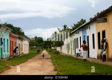 Scena di strada con le case dei primi coloni del centro storico (Cidade Alta) di Porto Seguro, Bahia, Brasile Foto Stock