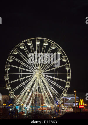 Chorley 100ft Natale ruota panoramica Ferris, sul ferro piatto di Parcheggio auto a Chorley Lancashire domenica 16 dicembre 2012 Foto Stock