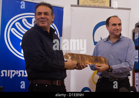 Shuka Dorfman, IAA Direttore Generale (L) e Yossi Matias, testa di Google-Israel R&D (R), tenere su un frammento copia del Dead sea Scrolls Libro del Deuteronomio compresi i dieci comandamenti, in occasione di una conferenza stampa il lancio di Dead sea Scrolls sito web. Gerusalemme, Israele. 18-Dec-2012. L'Autorità di Antichità Israele e Google Israele lanciare un sito web dotato di fotografie dei Rotoli del Mar Morto, il più riconosciuto, santo, manoscritti biblici scritta duemila anni fa, compresi i Dieci Comandamenti e il capitolo 1 del Libro della Genesi. © Nir Alon / Alamy Live News Foto Stock