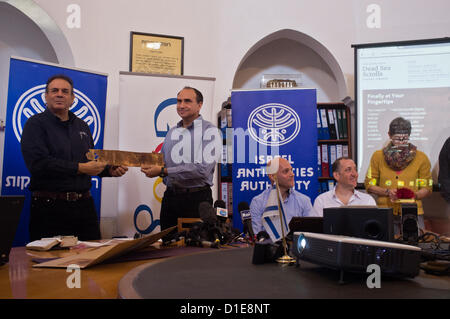 Shuka Dorfman, IAA Direttore Generale (L) e Yossi Matias, testa di Google-Israel R&D (2 L), tenere su un frammento copia del Dead sea Scrolls Libro del Deuteronomio compresi i dieci comandamenti, in occasione di una conferenza stampa il lancio di Dead sea Scrolls sito web. Gerusalemme, Israele. 18-Dec-2012. L'Autorità di Antichità Israele e Google Israele lanciare un sito web dotato di fotografie dei Rotoli del Mar Morto, il più riconosciuto, santo, manoscritti biblici scritta duemila anni fa, compresi i Dieci Comandamenti e il capitolo 1 del Libro della Genesi. © Nir Alon / Alamy Live News Foto Stock