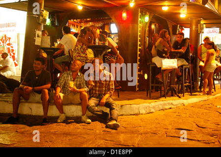 Persone presso un bar sulla Rua das Pedras, Buzios, Stato di Rio de Janeiro, Brasile, Sud America Foto Stock