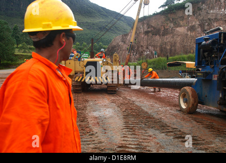 Lavoratori mettendo i tubi per il gas naturale nei pressi di Congonhas, Minas Gerais, Brasile, Sud America Foto Stock