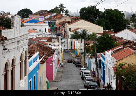 Scena di strada con case colorate, Olinda, Sito Patrimonio Mondiale dell'UNESCO, Pernambuco, Brasile, Sud America Foto Stock