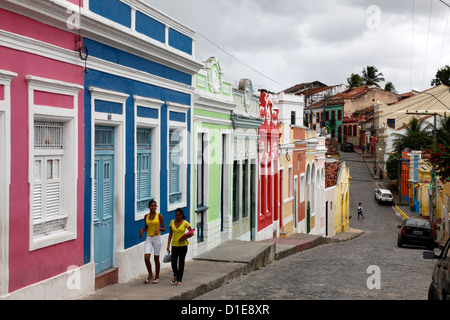 Scena di strada con case colorate, Olinda, Sito Patrimonio Mondiale dell'UNESCO, Pernambuco, Brasile, Sud America Foto Stock