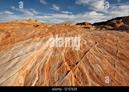 Strati di pietra arenaria sotto le nuvole, la Valle del Fuoco del parco statale, Nevada, Stati Uniti d'America, America del Nord Foto Stock