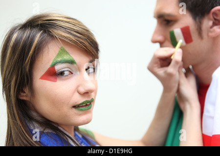 Il calcio italiano fan mettendo sul facepaint Foto Stock