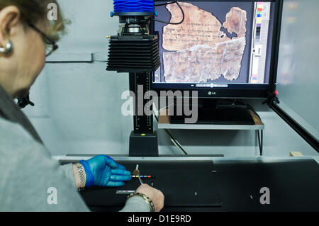 Museo di Israele Autorità di Antichità labs tecnico prepara frammenti originali dei Rotoli del Mar Morto per funzioni avanzate di scansione spettrale sia con l'imaging a colori nello spettro della luce visibile e infrarosso per rivelare la scrittura in aree danneggiate. Gerusalemme, Israele. 18-Dec-2012. L'Autorità di Antichità Israele e Google Israele lanciare un sito web dotato di fotografie dei Rotoli del Mar Morto, il più riconosciuto, santo, manoscritti biblici scritta duemila anni fa, compresi i Dieci Comandamenti e il capitolo 1 del Libro della Genesi. © Nir Alon / Alamy Live News Foto Stock