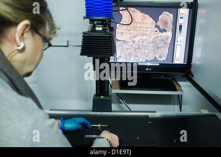 Museo di Israele Autorità di Antichità labs tecnico prepara frammenti originali dei Rotoli del Mar Morto per funzioni avanzate di scansione spettrale sia con l'imaging a colori nello spettro della luce visibile e infrarosso per rivelare la scrittura in aree danneggiate. Gerusalemme, Israele. 18-Dec-2012. L'Autorità di Antichità Israele e Google Israele lanciare un sito web dotato di fotografie dei Rotoli del Mar Morto, il più riconosciuto, santo, manoscritti biblici scritta duemila anni fa, compresi i Dieci Comandamenti e il capitolo 1 del Libro della Genesi. © Nir Alon / Alamy Live News Foto Stock