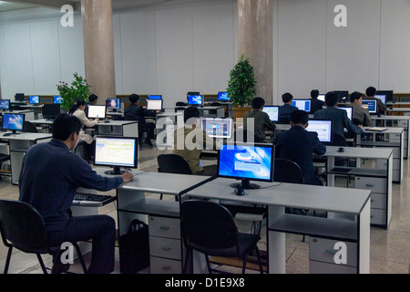 Grand popolare casa di studio, computer in aula Intranet, Pyongyang, Repubblica Popolare Democratica di Corea (DPRK), Corea del Nord Foto Stock