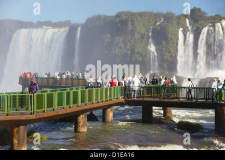 I turisti sul marciapiede a cascate Iguacu, Iguacu Parco Nazionale, sito Patrimonio Mondiale dell'UNESCO, Parana, Brasile, Sud America Foto Stock