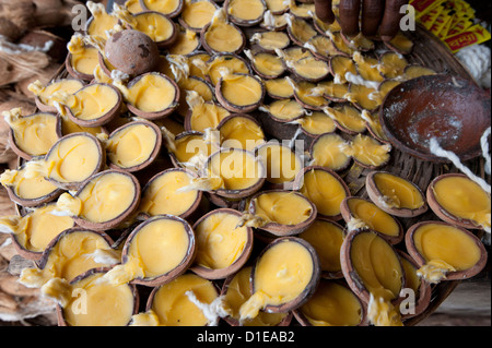 Lampade a olio usato per la puja, con cotone stoppini in vasi di terracotta, Bhubaneshwar, Orissa, India, Asia Foto Stock