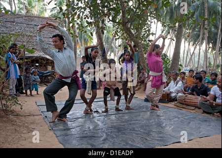 Una dimostrazione della tradizionale Gotipua (singolo boy) tempio dancing svolge in del musicista, villaggio Ballia, Orissa, India Foto Stock