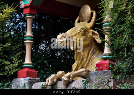 Il Golden Calf o Ox a Biddulph Grange Garden, Staffordshire, Regno Unito, nella parte del giardino conosciuta come 'Cina' Foto Stock