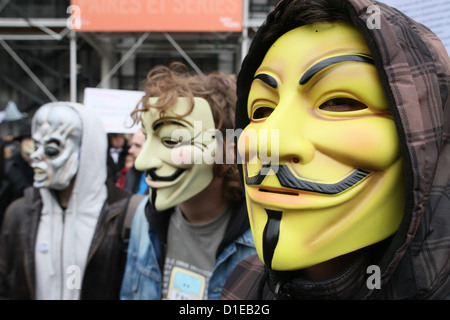 I manifestanti che indossano Guy Fawkes maschere del movimento anonimo, basata su un personaggio nel film V per Vendetta, Parigi, Francia Foto Stock