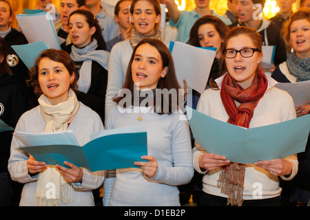 Coro nella cattedrale di Notre Dame de Fourviere Basilica durante la Fete des Lumieres che si tiene ogni anno il 8 dicembre a Lione, Francia Foto Stock