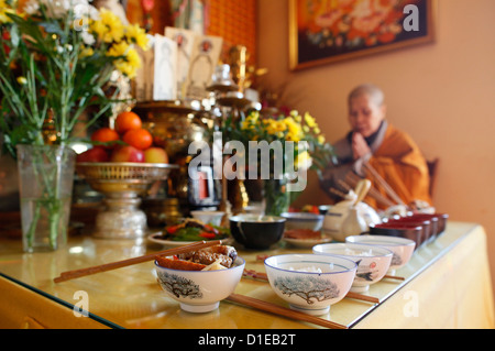 Cerimonia buddista, antenati' altare, Tu un tempio buddista, Saint-Pierre-en-Faucigny, Haute Savoie, Francia, Europa Foto Stock