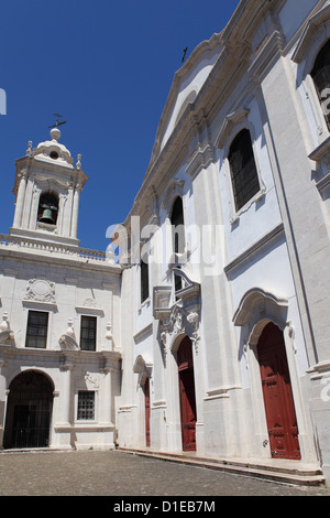 Belfry e lo stile barocco Igreja de Nossa Senhora da Graca (Madonna della Grazia Chiesa) a Graca, Lisbona, Portogallo, Europa Foto Stock