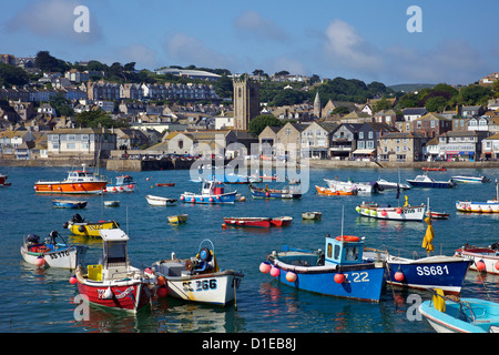 Sole estivo su barche nel porto antico, St. Ives, Cornwall, England, Regno Unito, Europa Foto Stock