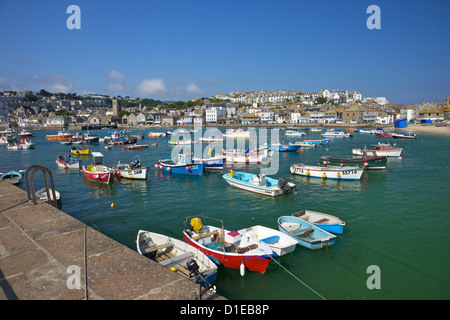 Sole estivo su barche nel porto antico, St. Ives, Cornwall, England, Regno Unito, Europa Foto Stock