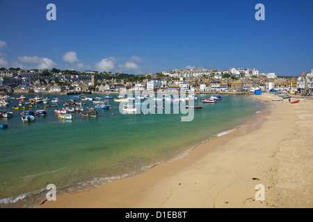 Sole estivo su barche nel porto antico, St. Ives, Cornwall, England, Regno Unito, Europa Foto Stock