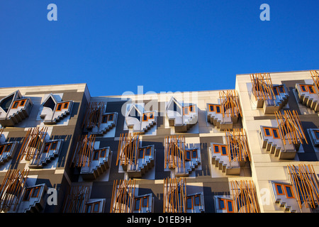 Esterno del nuovo edificio del parlamento scozzese, architetto Enric Miralles, Holyrood, Edimburgo, Scozia, Regno Unito, Europa Foto Stock