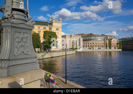 Parlamento svedese e backpackers, Gamla Stan, Stoccolma, Scandinavia, Europa Foto Stock