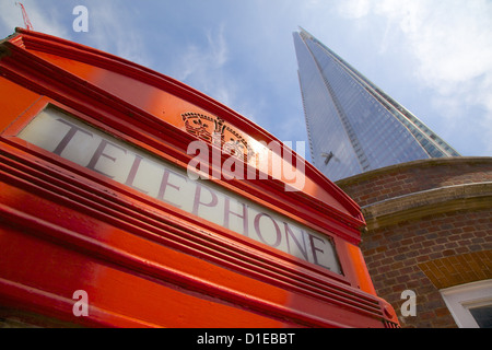 Telefono rosso casella e la Shard, London, England, Regno Unito, Europa Foto Stock