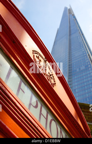 Telefono rosso casella e la Shard, London, England, Regno Unito, Europa Foto Stock