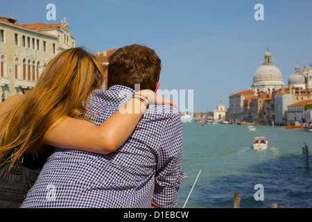 Coppia in cerca lungo il Canal Grande, Dorsoduro, Venezia, Sito Patrimonio Mondiale dell'UNESCO, Veneto, Italia, Europa Foto Stock