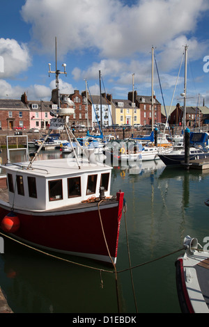 La pesca barche e yacht nel porto di Arbroath, Angus, Scotland, Regno Unito, Europa Foto Stock