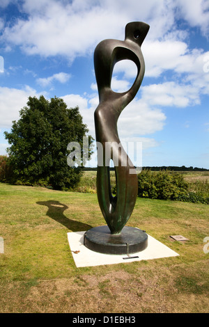 Grande forma interiore scultura di Henry Moore a Snape Maltings, Suffolk, Inghilterra, Regno Unito, Europa Foto Stock
