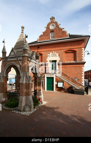 Croce di mercato e Shire Hall sulla Collina di Mercato, Woodbridge, Suffolk, Inghilterra, Regno Unito, Europa Foto Stock