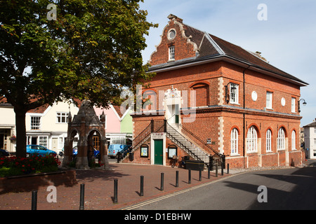 La Shire Hall sulla Collina di Mercato, Woodbridge, Suffolk, Inghilterra, Regno Unito, Europa Foto Stock