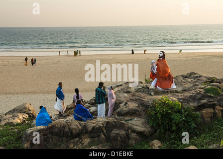 Christian adoratori in serata, Chowara Beach, vicino a Kovalam, Kerala, India, Asia Foto Stock