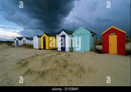 Cabine sulla spiaggia, sotto il cielo tempestoso, Southwold, Suffolk, Inghilterra, Regno Unito, Europa Foto Stock