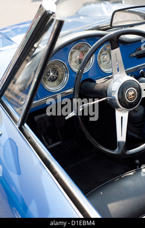 Classica Alfa Romeo Auto a un evento retrò presso la storica gara in pista a brooklands, Surrey, Inghilterra, Regno Unito. Foto Stock