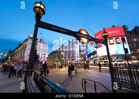 Piccadilly Circus a Londra, Inghilterra, Regno Unito, Europa Foto Stock