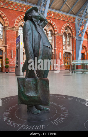 La statua di Sir John Betjeman a St Pancras International Station in London, England, Regno Unito, Europa Foto Stock