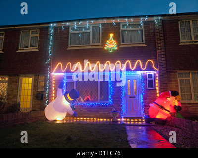 La parte anteriore di una casa in Inghilterra, sontuosamente adornati con decorazioni di Natale. Foto Stock